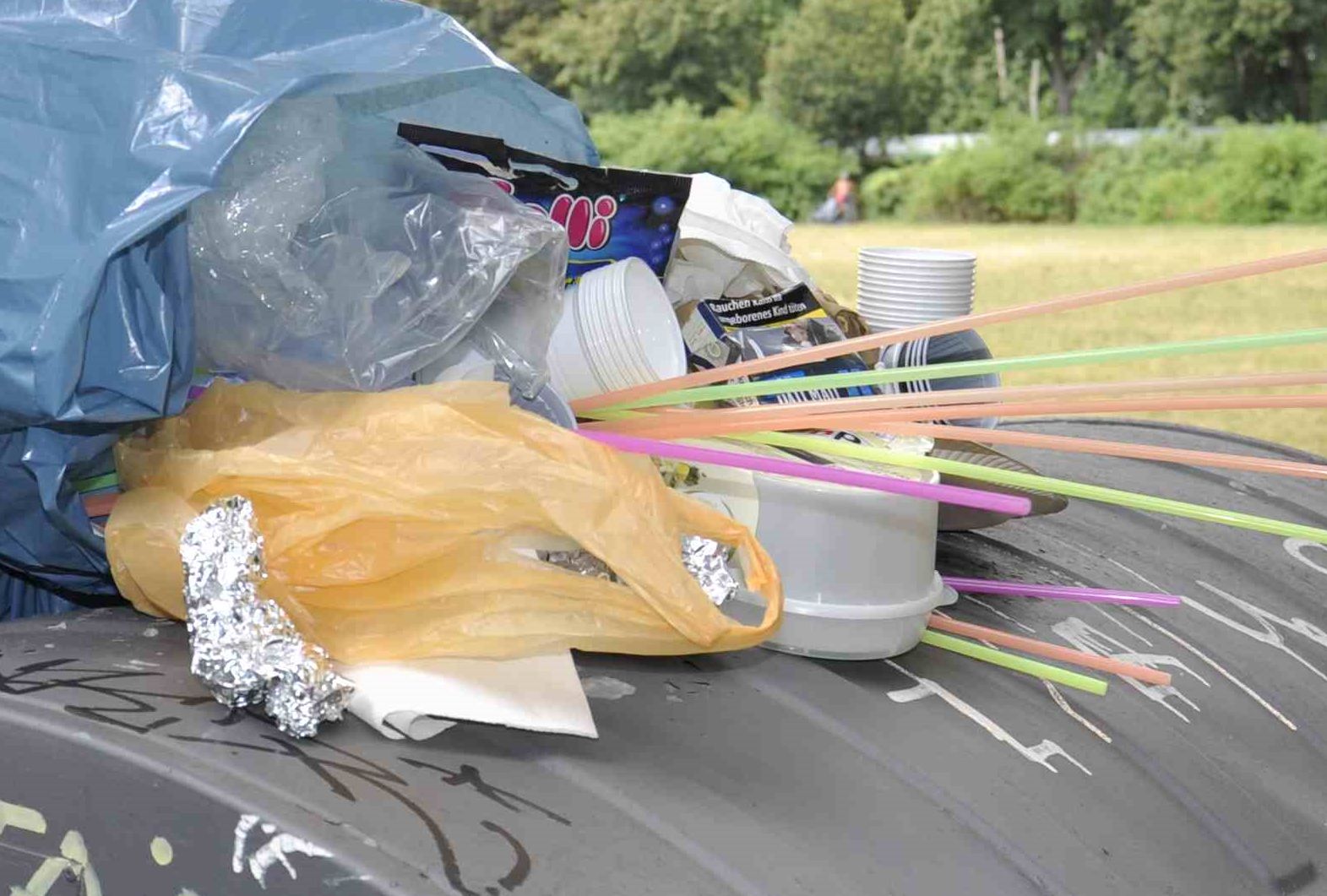 Verpackungsmüll auf Mülltonne