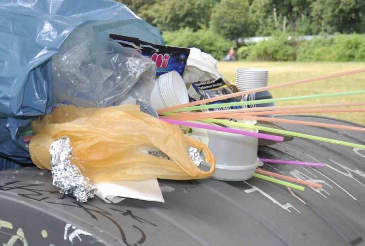 Verpackungsmüll auf Mülltonne
