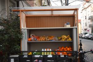 foodsharing-Regal im Damenviertel, bestückt mit Lebensmitteln