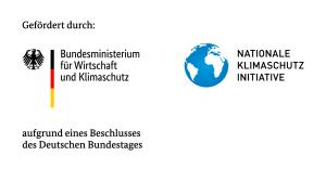 Das Bild zeigt eine Logo-Darstellung. Oben im Bild steht der Schriftzug „gefördert durch“, darunter sind zwei nebeneinander stehende Logos zu sehen: das Logo des Bundesministeriums für Wirtschaft und Klimaschutz auf der linken Seite und das Logo der Nationalen Klimaschutzinitiative auf der rechten Seite. Das Logo des Ministeriums besteht aus einem stilisierten, schwarzen Bundesadler und einem vertikalen Balken in den Farben der deutschen Flagge (schwarz, rot, gelb). Daneben steht: „Bundesministerium.