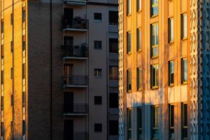 zwei Hochhäuser werden von der auf- oder untergehenden Sonne angestrahlt