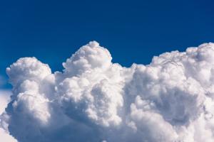 Wolken vor blauem Himmel