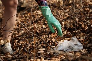 Plastiktüte liegt in der Natur