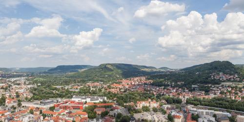 Blick vom Jentower über die Innenstadt und ins Saaletal