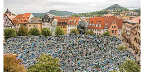 Auf dem Jenaer Marktplatz liegen die Leichtverpackungsabfälle eines ganzen Jahres.