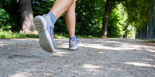 Bildausschnitt Beine einer joggenden Person im Park