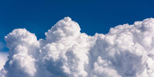 Wolken vor blauem Himmel