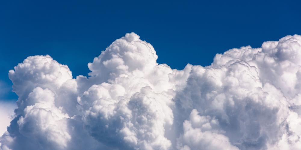 Wolken vor blauem Himmel