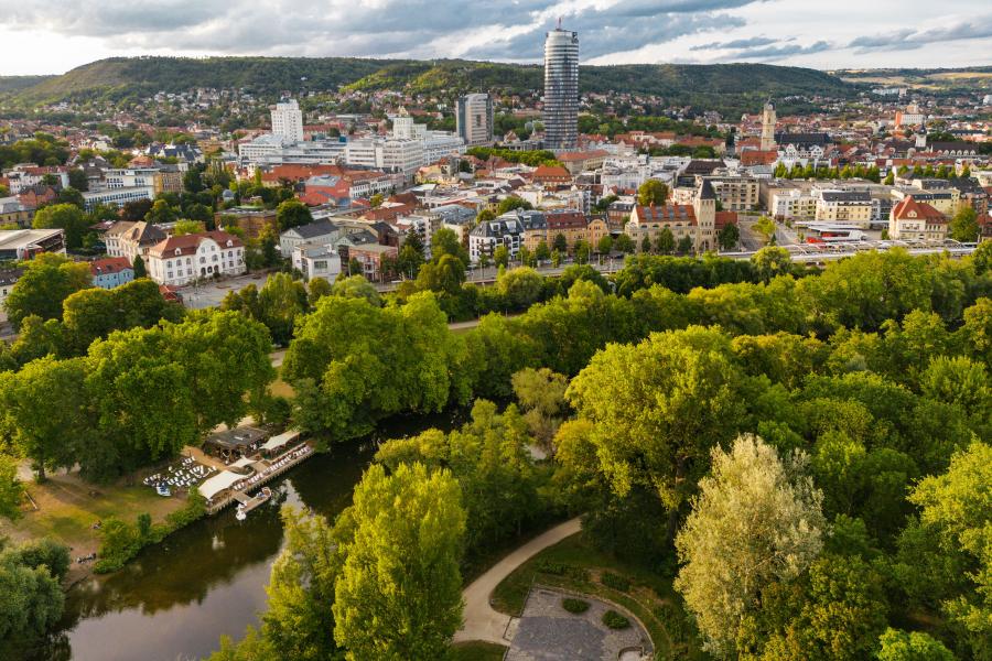 Jena mit der Saale im Vordergrund, Jentower im Hintergrund