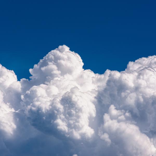 Wolken vor blauem Himmel